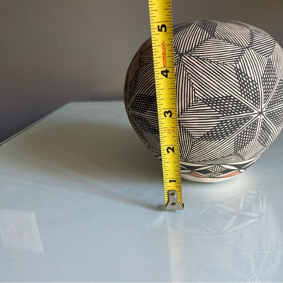Vintage Acoma New Mexican Pottery Signed Seed Pot - Picture 6 of 7